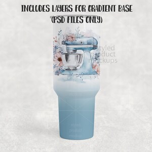 K&ouml;nnte beinhalten: Ein Edelstahl- und blau-verlaufender Becher mit einer Aquarellillustration eines K&uuml;chenmixers und floralen Akzenten. Der Text "INCLUDES LAYERS FOR GRADIENT BASE (PSD FILES ONLY)" steht oben. Der Becher hat einen hellblauen Farbverlauf.