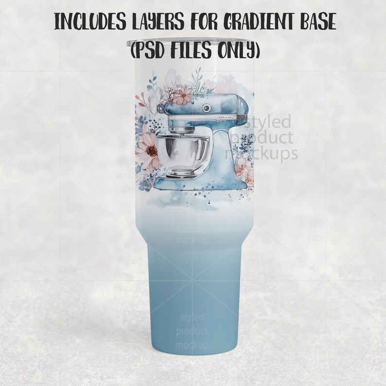 K&ouml;nnte beinhalten: Ein Edelstahl- und blau-verlaufender Becher mit einer Aquarellillustration eines K&uuml;chenmixers und floralen Akzenten. Der Text "INCLUDES LAYERS FOR GRADIENT BASE (PSD FILES ONLY)" steht oben. Der Becher hat einen hellblauen Farbverlauf.