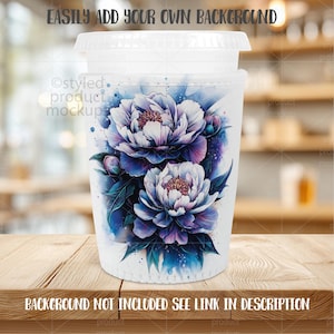 Puede incluir: Una taza de caf&eacute; desechable blanca con tapa, con un dise&ntilde;o floral de peon&iacute;as moradas y blancas con hojas verdes. El texto "EASILY ADD YOUR OWN BACKGROUND" y "BACKGROUND NOT INCLUDED SEE LINK IN DESCRIPTION" son visibles.