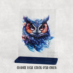 Puede incluir: Ilustraci&oacute;n en acuarela de un b&uacute;ho en tonos azules y naranjas. El b&uacute;ho se muestra sobre un panel acr&iacute;lico transparente, colocado en una base azul oscuro. El texto "CHANGE BASE COLOR (PSD ONLY)" es visible en la parte inferior.