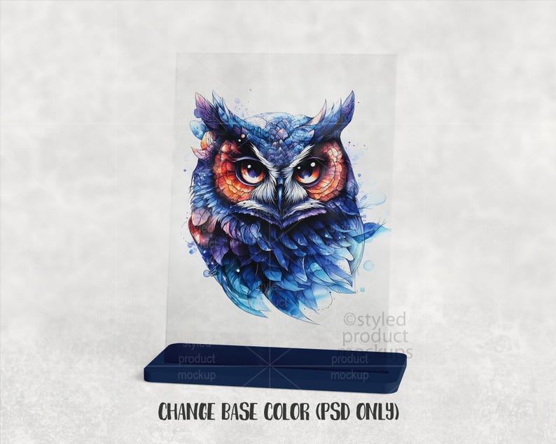 Puede incluir: Ilustraci&oacute;n en acuarela de un b&uacute;ho en tonos azules y naranjas. El b&uacute;ho se muestra sobre un panel acr&iacute;lico transparente, colocado en una base azul oscuro. El texto "CHANGE BASE COLOR (PSD ONLY)" es visible en la parte inferior.