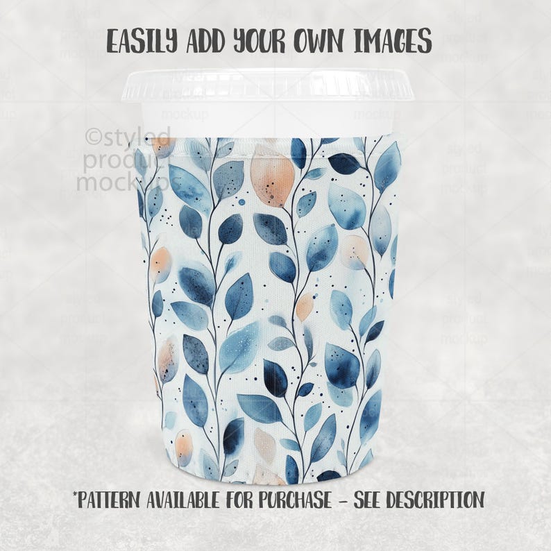 Puede incluir: Una taza de caf&eacute; blanca con tapa transparente y funda estampada. La funda presenta un dise&ntilde;o de acuarela de hojas azules y acentos color melocot&oacute;n sobre un fondo blanco. El texto en la parte superior dice "EASILY ADD YOUR OWN IMAGES".