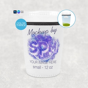 Puede incluir: Maqueta de taza de caf&eacute; blanca con tapa de pl&aacute;stico transparente. La taza tiene una banda negra y una funda blanca con el texto "Mockup by SPM" y "YOUR IMAGE HERE". La taza est&aacute; etiquetada como "small - 355 ml".