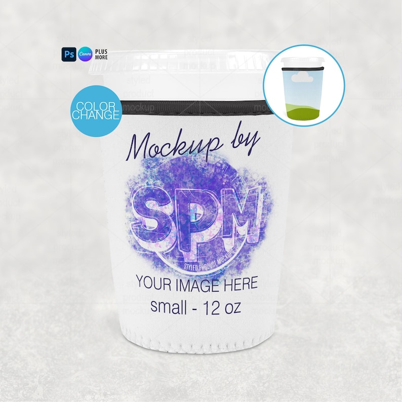 Puede incluir: Maqueta de taza de caf&eacute; blanca con tapa de pl&aacute;stico transparente. La taza tiene una banda negra y una funda blanca con el texto "Mockup by SPM" y "YOUR IMAGE HERE". La taza est&aacute; etiquetada como "small - 355 ml".