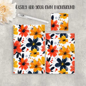 Op de afbeelding: Een spiraalgebonden notitieboek, twee notitieblokken en een pen worden getoond. Het notitieboek en de notitieblokken hebben een witte achtergrond met een patroon van oranje, gele en marineblauwe bloemen. De tekst "EASILY ADD YOUR OWN BACKGROUND" staat bovenaan.