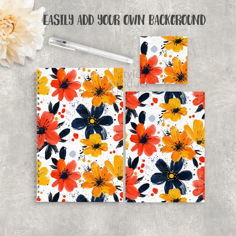Op de afbeelding: Een spiraalgebonden notitieboek, twee notitieblokken en een pen worden getoond. Het notitieboek en de notitieblokken hebben een witte achtergrond met een patroon van oranje, gele en marineblauwe bloemen. De tekst "EASILY ADD YOUR OWN BACKGROUND" staat bovenaan.