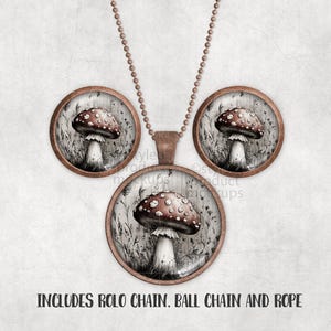 Może przedstawiać: Zestaw naszyjnika z wisiorkiem i kolczyk&oacute;w z motywem grzyba. Grzyb ma brązowy kapelusz z białymi plamkami i białą n&oacute;żką, na tle wysokiej trawy. Tekst na dole brzmi: INCLUDES ROLO CHAIN, BALL CHAIN AND ROPE.