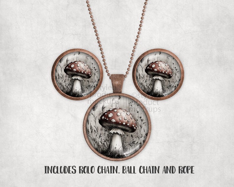 Może przedstawiać: Zestaw naszyjnika z wisiorkiem i kolczyk&oacute;w z motywem grzyba. Grzyb ma brązowy kapelusz z białymi plamkami i białą n&oacute;żką, na tle wysokiej trawy. Tekst na dole brzmi: INCLUDES ROLO CHAIN, BALL CHAIN AND ROPE.