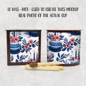 Op de afbeelding: Twee cilindrische bekers met een witte achtergrond en een herhalend patroon van blauwe taarten, roze bloemen en blauwe bladeren. De tekst AI WAS -NOT- USED TO CREATE THIS MOCKUP REAL PHOTO OF THE ACTUAL CUP is zichtbaar. Drie koekjes liggen ervoor.