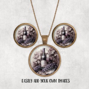 Może przedstawiać: Złoty naszyjnik i kolczyki z motywem wina. Każdy element przedstawia butelkę wina, kieliszek i winogrona. Tło to obraz w odcieniach sepii. Tekst "EASILY ADD YOUR OWN IMAGES" znajduje się na dole.