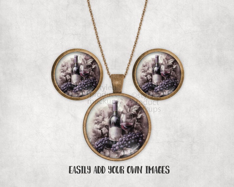 Może przedstawiać: Złoty naszyjnik i kolczyki z motywem wina. Każdy element przedstawia butelkę wina, kieliszek i winogrona. Tło to obraz w odcieniach sepii. Tekst "EASILY ADD YOUR OWN IMAGES" znajduje się na dole.