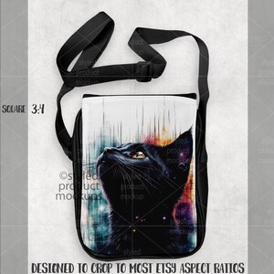 K&ouml;nnte beinhalten: Schwarze Umh&auml;ngetasche mit einem auff&auml;lligen Katzenportr&auml;t, gelben Augen und einem farbenfrohen kosmischen Hintergrund. Die Tasche hat einen schwarzen, verstellbaren Riemen und ist f&uuml;r die meisten Etsy-Seitenverh&auml;ltnisse konzipiert.