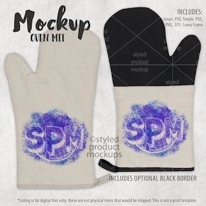 以下が含まれることがあります： 黒の縁取りが付いた白いオーブンミット。紫と青の水彩画のデザインで、「SPM」の文字が描かれています。