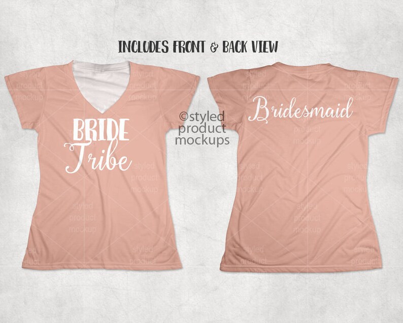 Op de afbeelding: Twee perzikkleurige t-shirts, voor- en achteraanzicht, met witte tekst. Het shirt aan de voorkant leest "BRIDE Tribe" in een scriptlettertype en het shirt aan de achterkant zegt "Bridesmaid". De shirts hebben een V-hals.