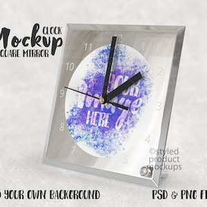 Könnte beinhalten: Ein quadratischer, durchsichtiger Glasuhren-Mockup mit weißem Zifferblatt und schwarzen Zeigern. Das Zifferblatt der Uhr hat ein Aquarelldesign in den Farben Lila, Blau und Rosa. Das Zifferblatt der Uhr hat auch den Text "Time Here" darauf.