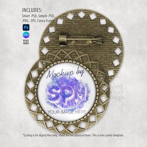 Op de afbeelding: Een bronzen ronde badge met een decoratieve rand en een speldsluiting. Het midden toont de tekst "Mockup by SPM" en "YOUR IMAGE HERE" op een witte achtergrond met een paars aquareleffect. De afbeelding bevat ook de tekst "INCLUDES: Smart .PSD, Simple .PSD, .PNG, .EPS, Canva Frame".
