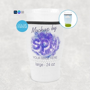 Op de afbeelding: Een doorzichtige plastic beker met een deksel, met een witte hoes met de tekst "Mockup by SPM" en "YOUR IMAGE HERE". De beker is gelabeld "large - 710 ml". Een kleine afbeelding toont een beker met een lucht- en grasontwerp. Een "COLOR CHANGE"-knop is zichtbaar.