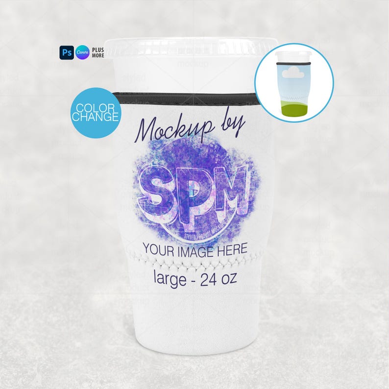 Op de afbeelding: Een doorzichtige plastic beker met een deksel, met een witte hoes met de tekst "Mockup by SPM" en "YOUR IMAGE HERE". De beker is gelabeld "large - 710 ml". Een kleine afbeelding toont een beker met een lucht- en grasontwerp. Een "COLOR CHANGE"-knop is zichtbaar.