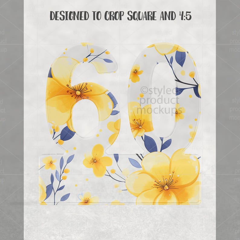 Op de afbeelding: Een decoratief nummer 60 met een bloemenontwerp, ideaal voor een verjaardag. De cijfers zijn wit met gele bloemen en blauwe accenten. De basis van het nummer is ook versierd met gele bloemen en blauwe bladeren. De tekst "DESIGNED TO CROP SQUARE AND 4:5" staat bovenaan.