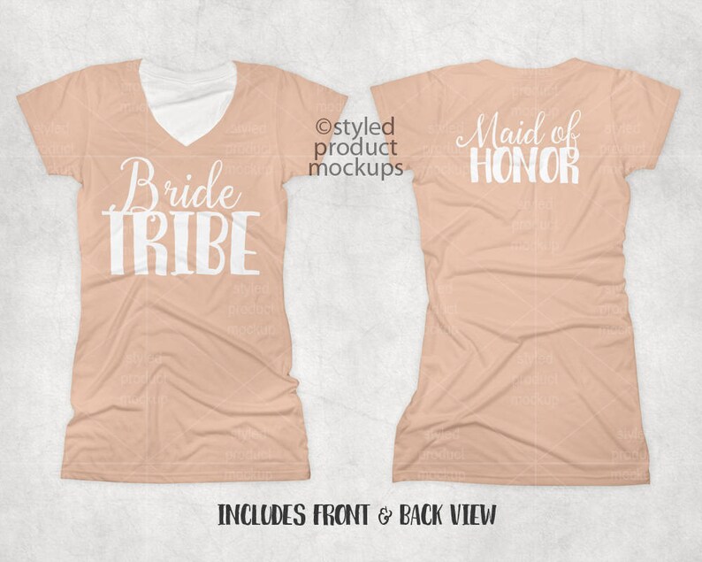 Op de afbeelding: Twee perzikkleurige T-shirts met witte tekst. Het voorste shirt zegt "Bride Tribe" en het achterste shirt zegt "Maid of Honor".