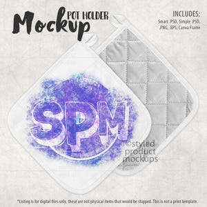 Puede incluir: Una maqueta de un posavasos blanco con un diseño acolchado. El posavasos tiene un diseño de acuarela púrpura y azul con las letras "SPM" en el centro. El texto "STYLED PRODUCT MOCKUPS" está debajo de las letras. El texto "Ostyled product mockups" está en la esquina inferior derecha de la imagen. El texto "INCLUDES: Smart PSD, Simple PSD, PNG, EPS, Canva Frame" está en la esquina superior derecha de la imagen.