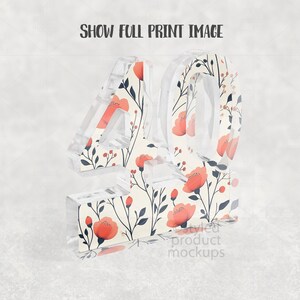 Puede incluir: N&uacute;mero 40 de acr&iacute;lico transparente con un dise&ntilde;o floral con amapolas rojas y hojas azul oscuro. El texto "SHOW FULL PRINT IMAGE" est&aacute; en la parte superior. El producto es de "styled product mockups".