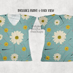 Op de afbeelding: Lichtblauw V-hals T-shirt met een madeliefjespatroon. Het ontwerp omvat grote witte madeliefjes met gele centra, kleinere gele madeliefjes en zwarte stippellijnen. De tekst "INCLUDES FRONT & BACK VIEW" is zichtbaar.