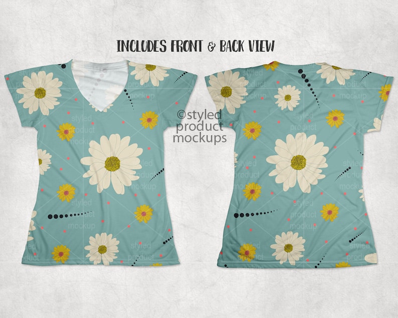 Op de afbeelding: Lichtblauw V-hals T-shirt met een madeliefjespatroon. Het ontwerp omvat grote witte madeliefjes met gele centra, kleinere gele madeliefjes en zwarte stippellijnen. De tekst "INCLUDES FRONT & BACK VIEW" is zichtbaar.