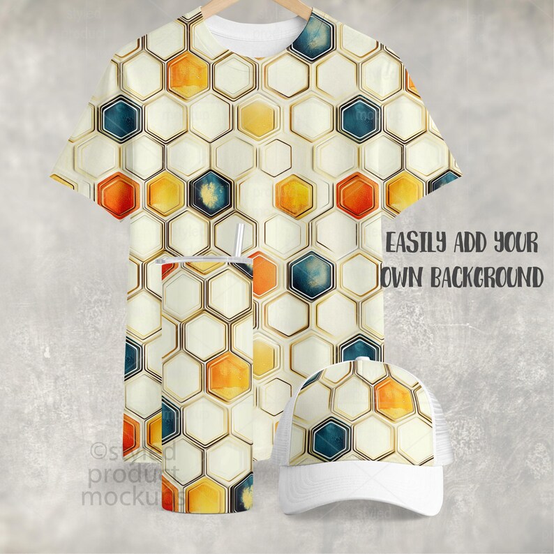 Pu&ograve; includere: Una t-shirt a maniche corte, un bicchiere cilindrico con cannuccia e un berretto da baseball, tutti caratterizzati da un motivo geometrico a nido d'ape nei toni del giallo, arancione, blu e bianco. Il testo EASILY ADD YOUR OWN BACKGROUND &egrave; visibile.