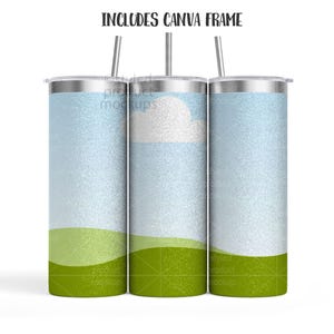 Peut inclure: Trois gobelets en acier inoxydable avec couvercles et pailles. Chaque gobelet pr&eacute;sente un motif de ciel bleu, de nuage blanc et d'herbe verte. Le texte "INCLUDES CANVA FRAME" est au-dessus des gobelets.