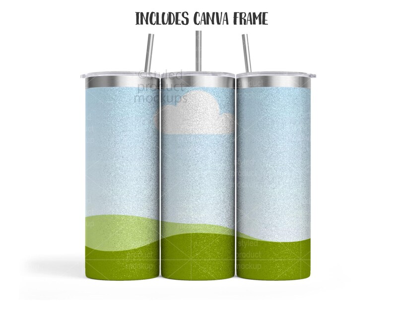 Peut inclure: Trois gobelets en acier inoxydable avec couvercles et pailles. Chaque gobelet pr&eacute;sente un motif de ciel bleu, de nuage blanc et d'herbe verte. Le texte "INCLUDES CANVA FRAME" est au-dessus des gobelets.