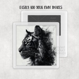 Puede incluir: Impresi&oacute;n art&iacute;stica de un tigre en blanco y negro en un marco blanco. Se ve el perfil del tigre, con detalles de pelaje y rasgos faciales. El texto "EASILY ADD YOUR OWN IMAGES" est&aacute; en la parte superior. Maqueta de producto estilizada.