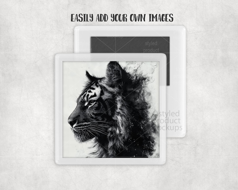 Puede incluir: Impresi&oacute;n art&iacute;stica de un tigre en blanco y negro en un marco blanco. Se ve el perfil del tigre, con detalles de pelaje y rasgos faciales. El texto "EASILY ADD YOUR OWN IMAGES" est&aacute; en la parte superior. Maqueta de producto estilizada.