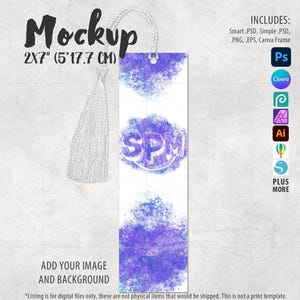 Peut inclure: Un marque-page blanc avec un motif aquarelle violet et bleu. Le marque-page mesure 5,1 cm par 17,8 cm et est doté d'un pompon blanc. Le texte "SPM" est au centre du marque-page.