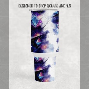 K&ouml;nnte beinhalten: Ein wei&szlig;er Becher mit einem Design aus Nebel und geometrischen Formen in Blau-, Lila- und Rosat&ouml;nen. Der Text "DESIGNED TO CROP SQUARE AND 4:5" steht oben. Der Becher ist f&uuml;r ca. 887 ml ausgelegt.