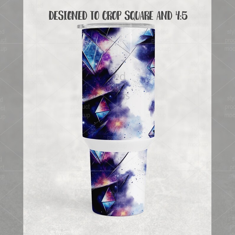 K&ouml;nnte beinhalten: Ein wei&szlig;er Becher mit einem Design aus Nebel und geometrischen Formen in Blau-, Lila- und Rosat&ouml;nen. Der Text "DESIGNED TO CROP SQUARE AND 4:5" steht oben. Der Becher ist f&uuml;r ca. 887 ml ausgelegt.