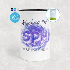 Pode incluir: Uma caneca cilíndrica branca de amostra com um gráfico circular em aguarela roxa e as letras SPM no centro. O texto Mockup by e YOUR IMAGE HERE está impresso em azul escuro. Uma pequena inserção circular mostra um design de paisagem.