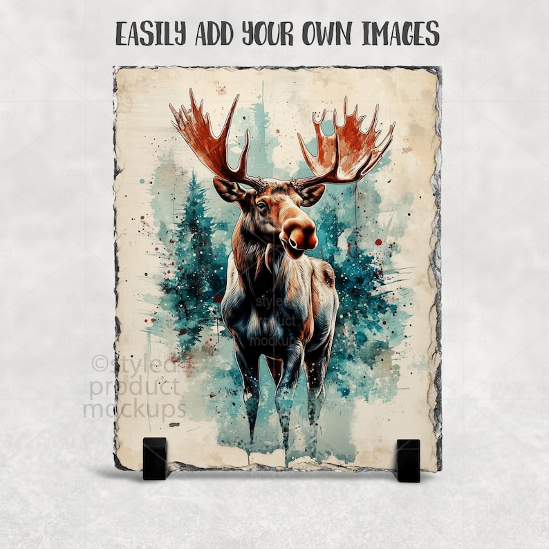 Puede incluir: Una pizarra decorativa con una ilustraci&oacute;n en acuarela de un alce con grandes astas. El alce se encuentra sobre un fondo de &aacute;rboles de color verde azulado y un fondo azul claro. El texto "EASILY ADD YOUR OWN IMAGES" est&aacute; en la parte superior.