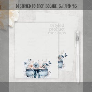 Puede incluir: Una maqueta con dos tarjetas blancas y un sobre, adornada con un dise&ntilde;o floral en acuarela en tonos azules y melocot&oacute;n. Un bol&iacute;grafo transparente est&aacute; a la derecha. El texto "DESIGNED TO CROP SQUARE. 5:4 AND 4:5" est&aacute; arriba.