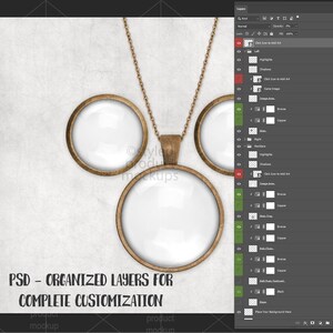 Może przedstawiać: Makieta naszyjnika z wisiorkiem z trzema okrągłymi ramkami w kolorze brązu. Ramki mają przezroczystą szklaną wkładkę, a łańcuszek naszyjnika jest r&oacute;wnież brązowy. Tekst "PSD - ORGANIZED LAYERS FOR COMPLETE CUSTOMIZATION" znajduje się na dole.