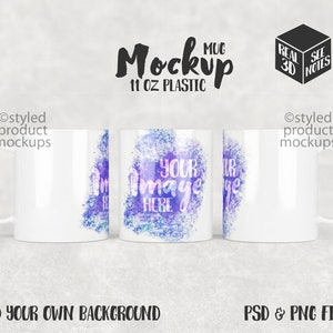 Può includere: Mockup di tre tazze di plastica bianca da 11 once. La tazza al centro presenta un design ad acquerello con il testo "La tua immagine qui".