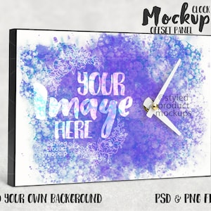 Könnte beinhalten: Ein weißes Zifferblatt mit schwarzen Zeigern und einem goldenen Akzent am Stundenzeiger. Das Zifferblatt ist von einem schwarzen Rahmen und einem Aquarellhintergrund mit violetten, blauen und weißen Spritzern umgeben. Der Text "YOUR IMAGE HERE" ist in Weiß auf dem Zifferblatt geschrieben.