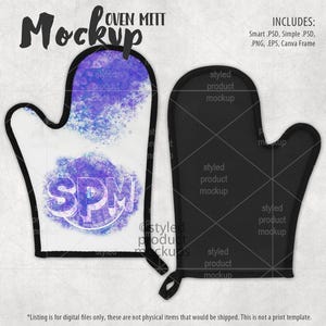Pode incluir: Uma maquete de uma luva de forno preta e branca com um design de aquarela. A luva tem uma borda preta e o design é um respingo de aquarela azul e roxo com as letras "SPM" no centro. O texto "OVEN MITT Mockup" está no topo da imagem e o texto "INCLUDES: Smart PSD, Simple PSD, PNG, EPS, Canva Frame" está no canto superior direito da imagem.