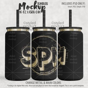 Może przedstawiać: Projekt makiety czarnego kubka o pojemności 473 ml grawerowanego laserowo z pokrywką i słomką w kolorze złotym. Kubek ma wzór z literami "SPM" w stylizowanym kroju pisma.