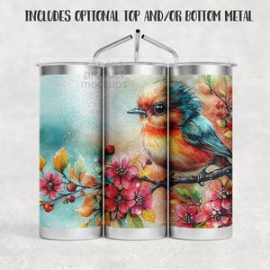 Peut inclure: Gobelet en acier inoxydable avec un motif aquarelle repr&eacute;sentant un oiseau color&eacute; perch&eacute; sur une branche avec des fleurs roses et des baies. Le gobelet a un couvercle argent&eacute; et une paille en m&eacute;tal. Le texte en haut dit : "INCLUDES OPTIONAL TOP AND/OR BOTTOM METAL."