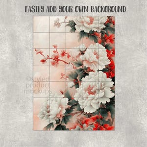 Op de afbeelding: Een bloemenontwerp op een tegelraster, met grote witte en roze pioenrozen met rode accenten en groene bladeren. De tekst "EASILY ADD YOUR OWN BACKGROUND" staat bovenaan. De woorden "Styled product mockups" staan onderaan.