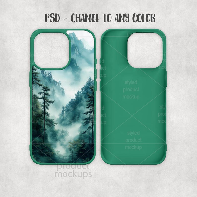 Peut inclure: Maquette de coque de t&eacute;l&eacute;phone verte avec un paysage de for&ecirc;t brumeuse et de montagnes. Le texte "PSD - CHANGE TO ANY COLOR" est en haut. Les mots "styled product mockup" sont r&eacute;p&eacute;t&eacute;s sur la coque.