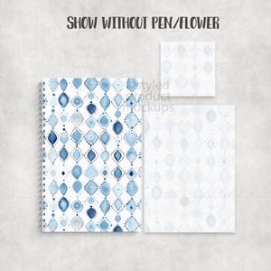Op de afbeelding: Een spiraalgebonden notitieboek en twee notitieblokken met een aquarel ruitpatroon in blauwtinten. Het notitieboek is open en toont het ontwerp prominent. De notitieblokken zijn kleiner en hebben een vergelijkbaar ontwerp. De tekst "SHOW WITHOUT PEN/FLOWER" staat bovenaan.