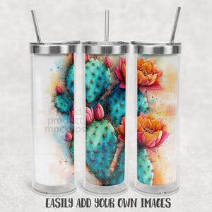 Op de afbeelding: Drie doorzichtige bekers met zilveren deksels en rietjes. Elke beker heeft een aquarelontwerp van turquoise cactussen met roze bloemen en oranje bloesems. De tekst "EASILY ADD YOUR OWN IMAGES" staat onderaan.