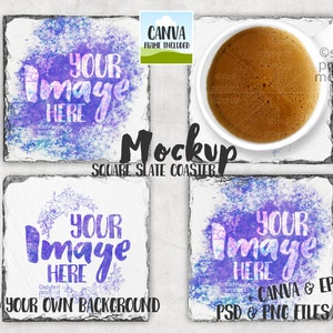 Peut inclure: Quatre sous-verres carrés en ardoise avec un motif aquarelle dans des tons de violet et de bleu. Les sous-verres présentent le texte "Your Image Here" et les mots "Add Your Own Background". Un sous-verre a une tasse à café blanche avec du café brun sur le dessus.